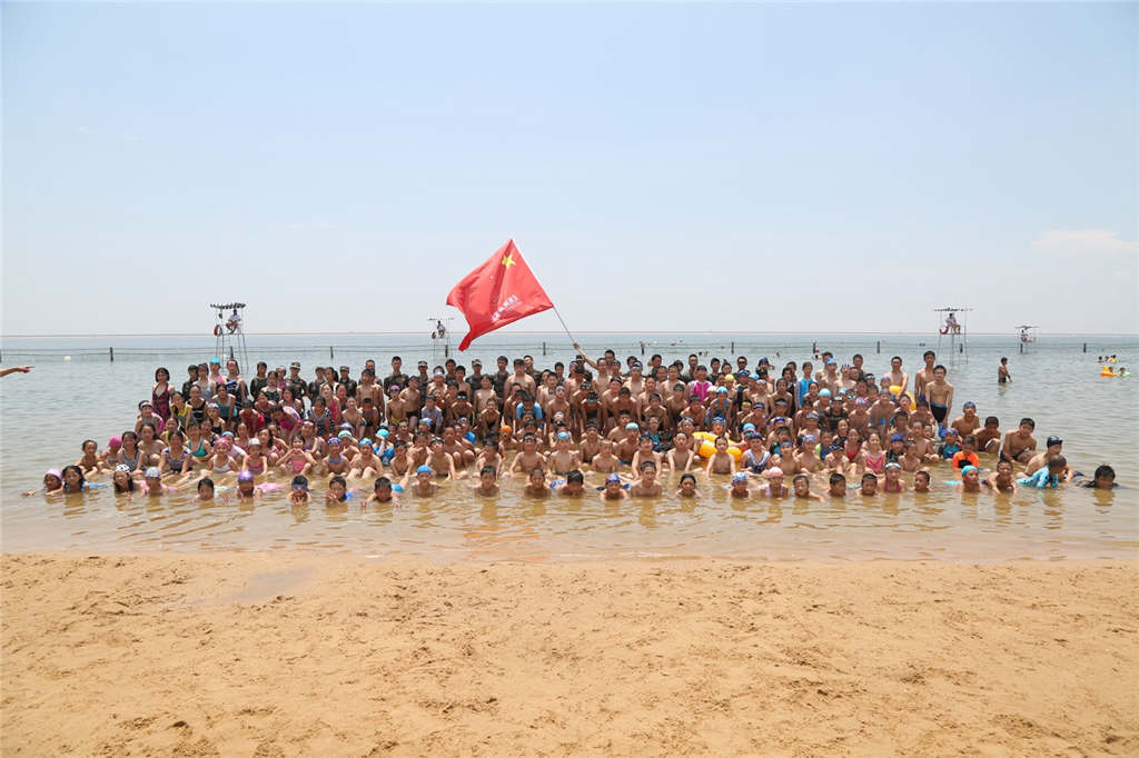 陽(yáng)光、沙灘、海浪，還有笑容明媚的你~
